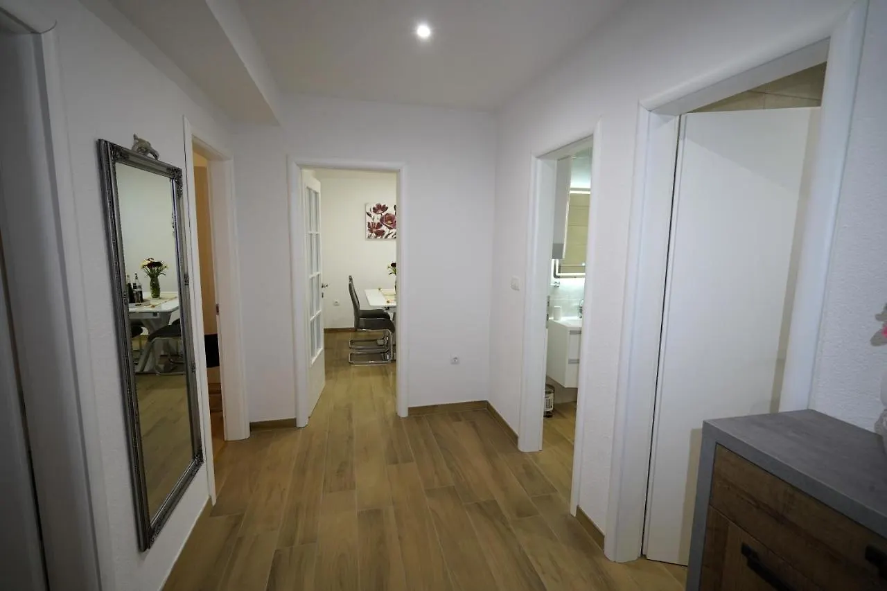 Apartment Ana Split 0*,