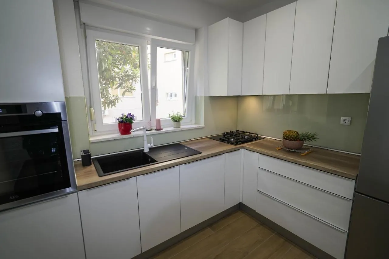 Apartment Ana Split 0*,